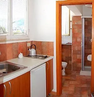 Sleeps 2 Air Con